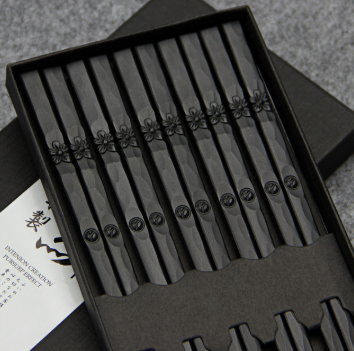 Black "Tōkyō" chopsticks set with flower pattern