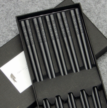 Black "Tōkyō" chopsticks set with flower pattern