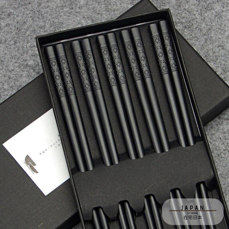 Black "Tōkyō" chopsticks set with flower pattern